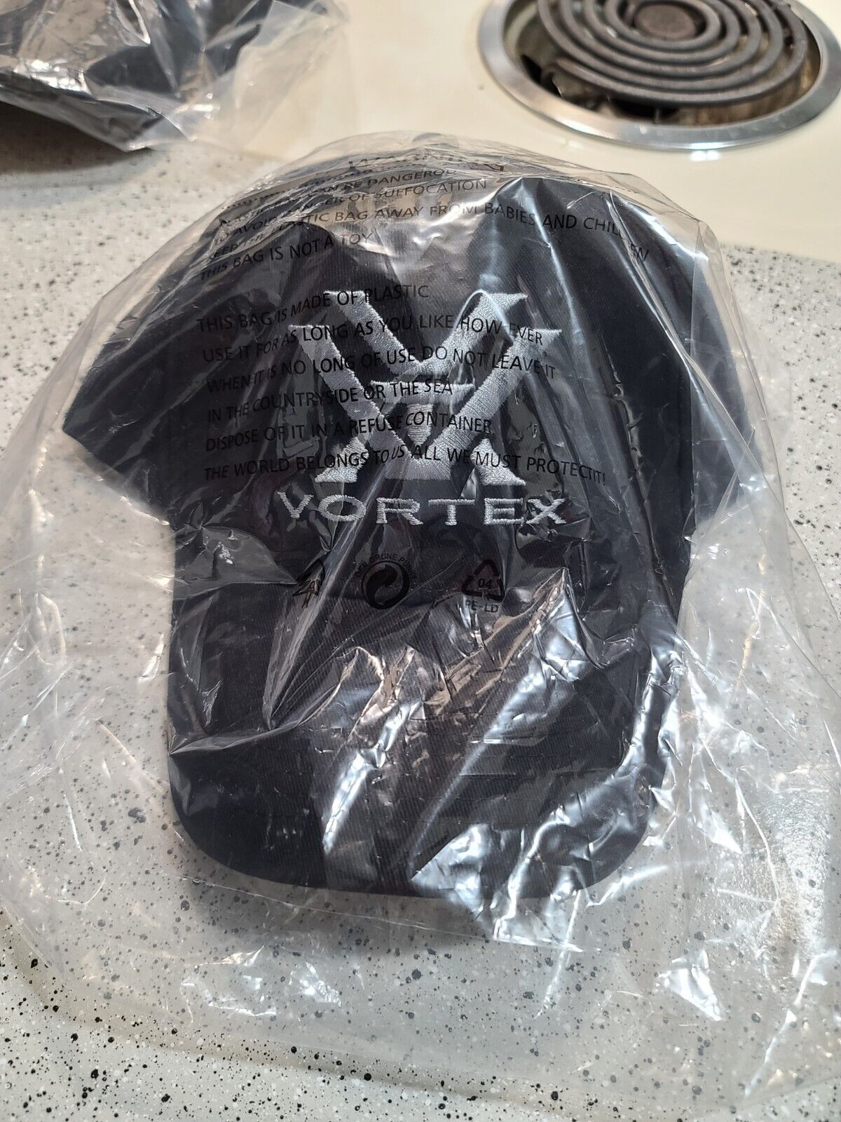 CASQUETTE NOIRE DE STYLE OPTIQUE VORTEX.