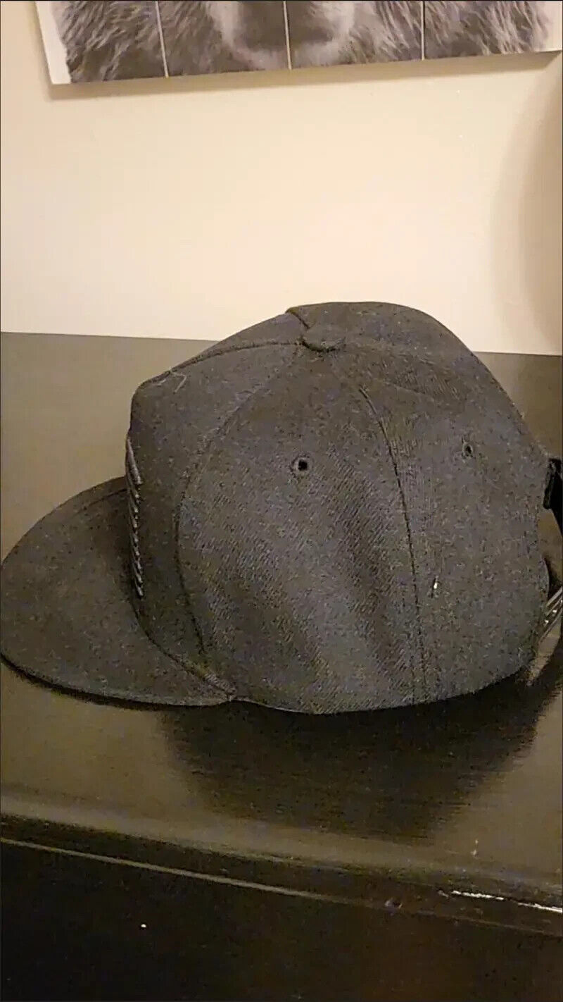 CHAPEAU DE STYLE CAMIONNIER EN MAILLE AMÉRICAINE NOIRE À LARGE JOUR